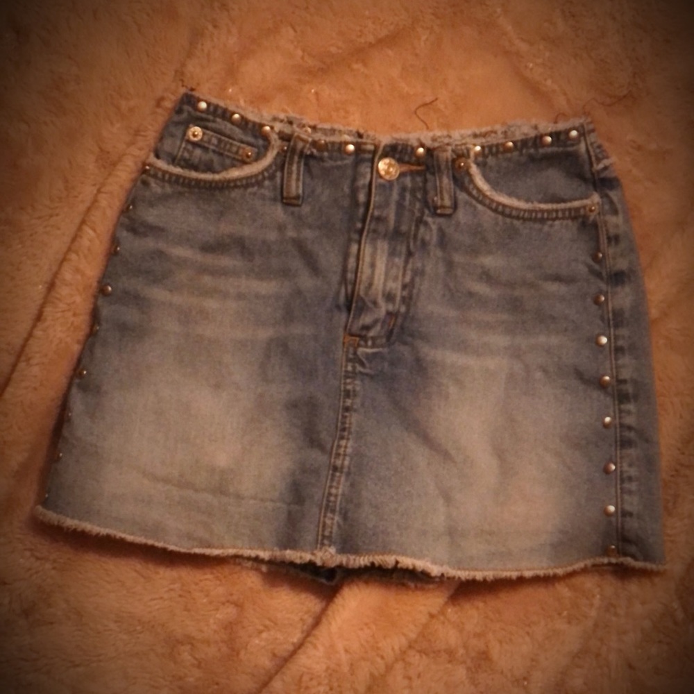 🎁✈️😊Light Wash, Studded, Denim Skort, by R4R Jeans